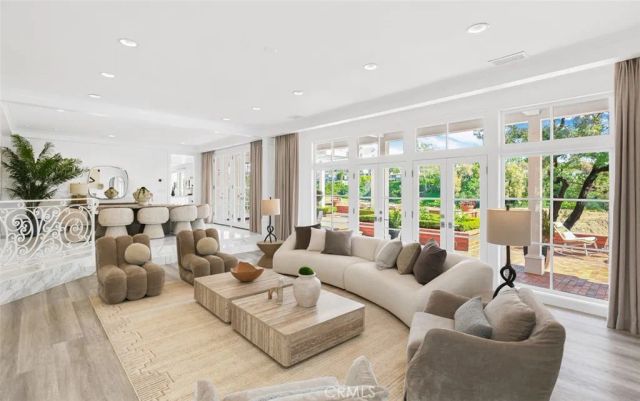 21 Lochmoor, Newport Beach, CA 92660