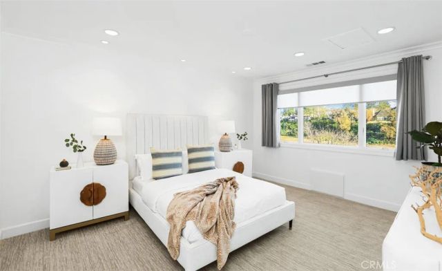 21 Lochmoor, Newport Beach, CA 92660