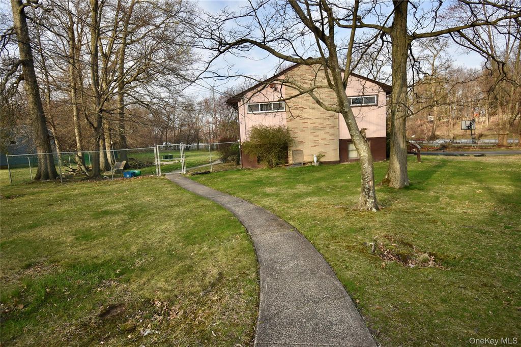 130 Scotland Hill Road, Chestnut Ridge, NY 10977