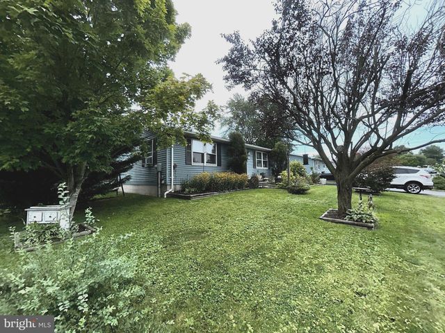 4 COREY LN, New Oxford, PA 17350