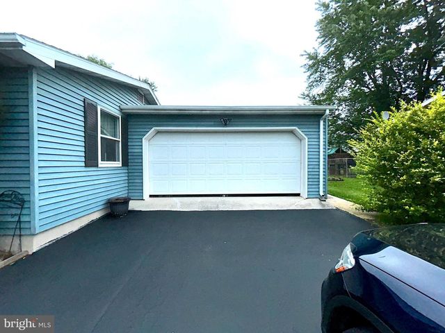 4 COREY LN, New Oxford, PA 17350