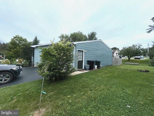 4 COREY LN, New Oxford, PA 17350