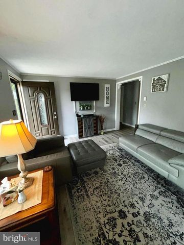 4 COREY LN, New Oxford, PA 17350