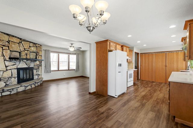 332 N Bentwood Dr, Rose Hill, KS 67133