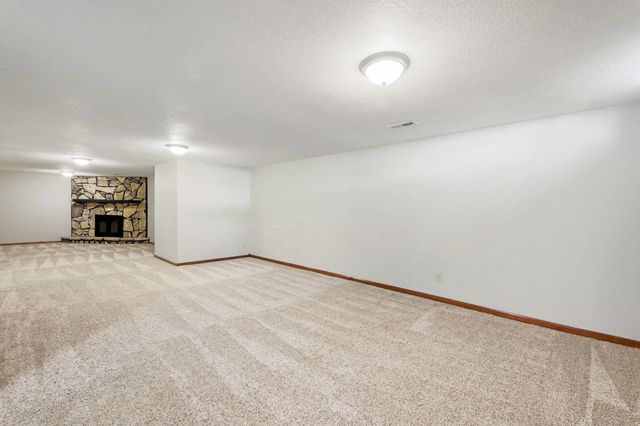 332 N Bentwood Dr, Rose Hill, KS 67133