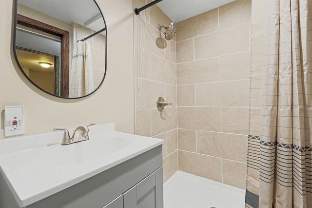 332 N Bentwood Dr, Rose Hill, KS 67133