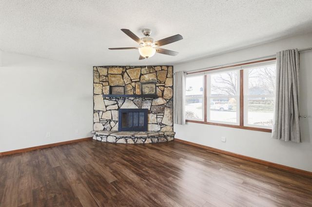 332 N Bentwood Dr, Rose Hill, KS 67133