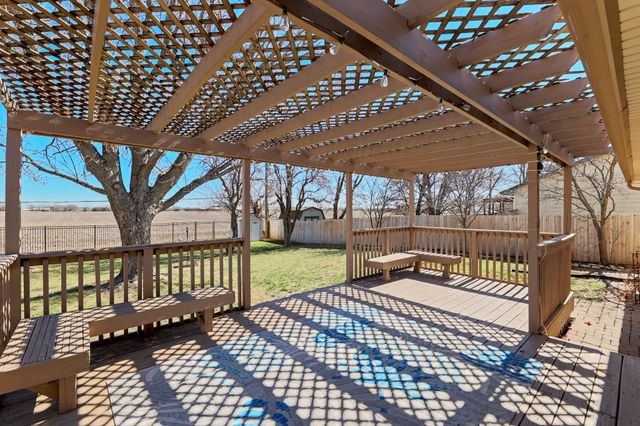 332 N Bentwood Dr, Rose Hill, KS 67133