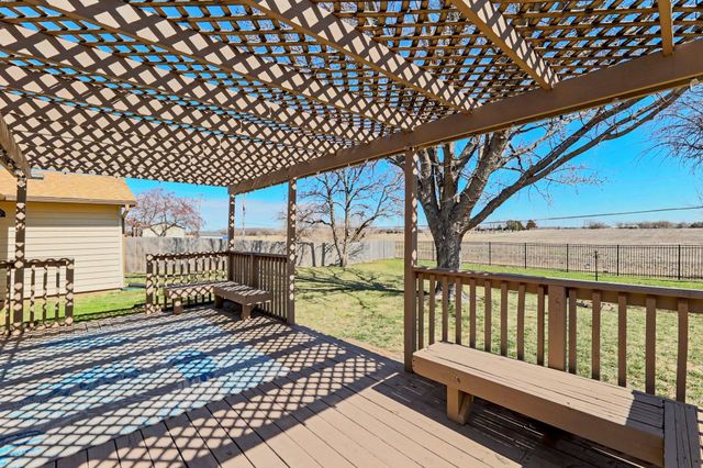 332 N Bentwood Dr, Rose Hill, KS 67133