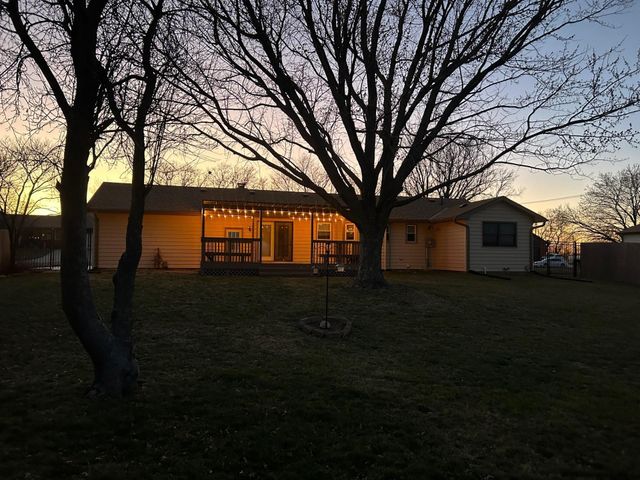 332 N Bentwood Dr, Rose Hill, KS 67133