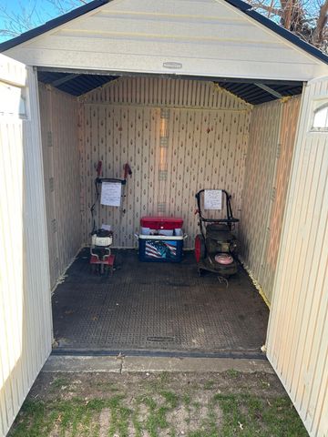 332 N Bentwood Dr, Rose Hill, KS 67133