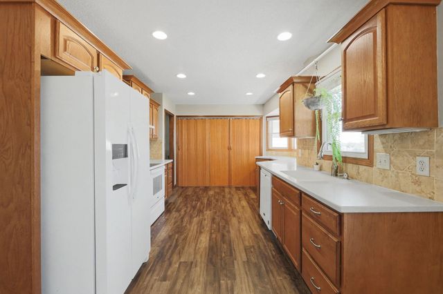 332 N Bentwood Dr, Rose Hill, KS 67133