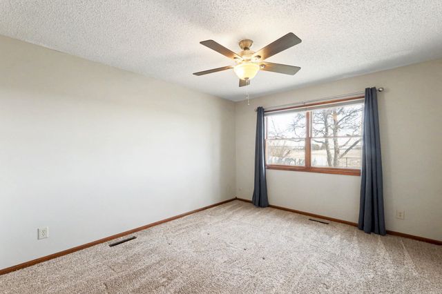 332 N Bentwood Dr, Rose Hill, KS 67133