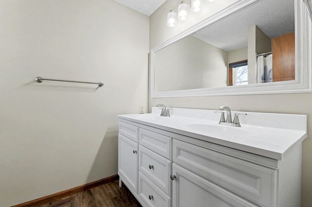 332 N Bentwood Dr, Rose Hill, KS 67133