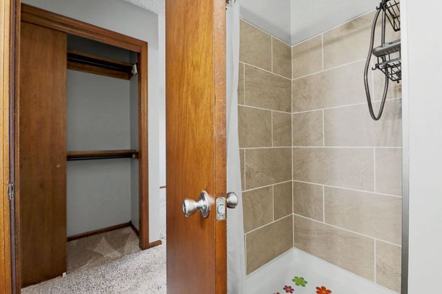 332 N Bentwood Dr, Rose Hill, KS 67133