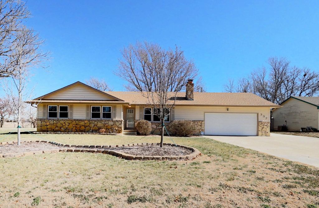 332 N Bentwood Dr, Rose Hill, KS 67133
