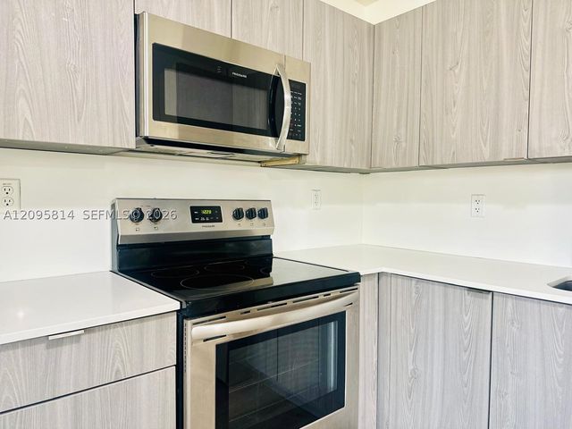 43 Glen Royal Pkwy 6, Miami, FL 33125