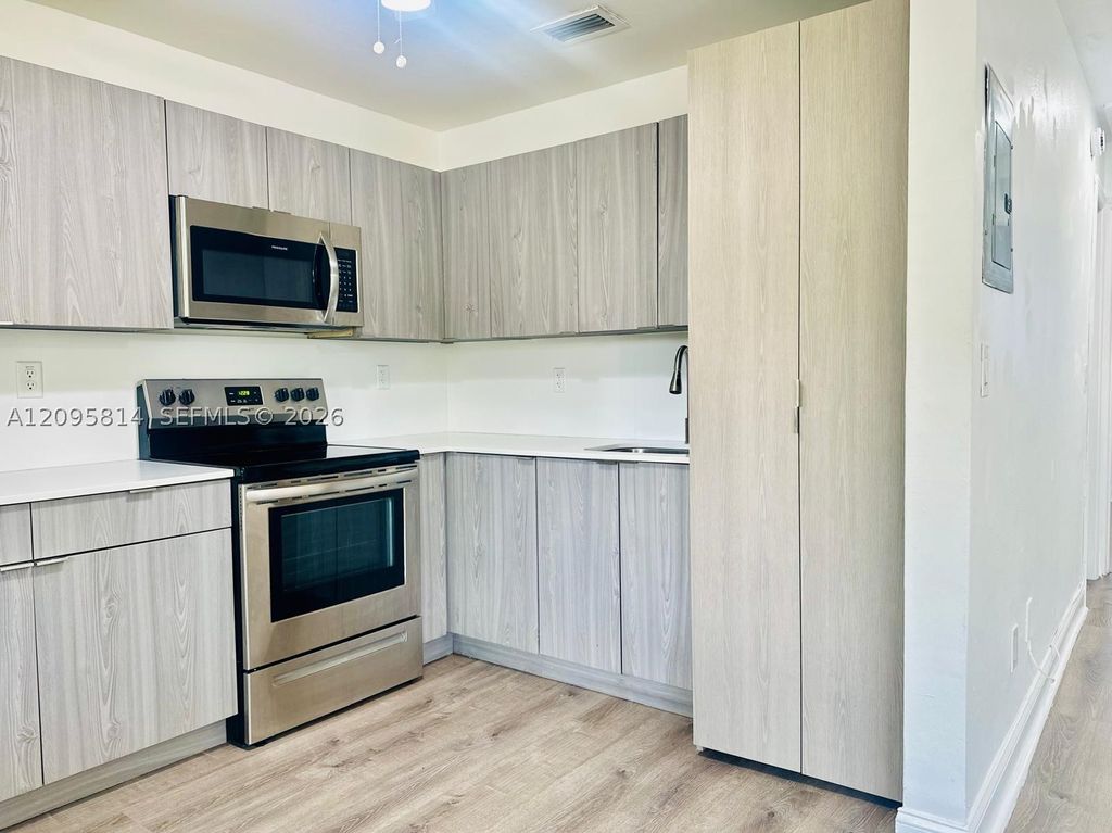 43 Glen Royal Pkwy 6, Miami, FL 33125