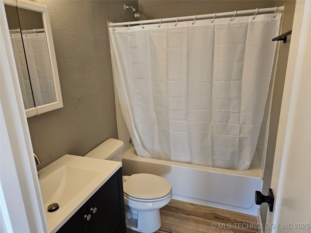 2325 W Easton Court, Tulsa, OK 74127