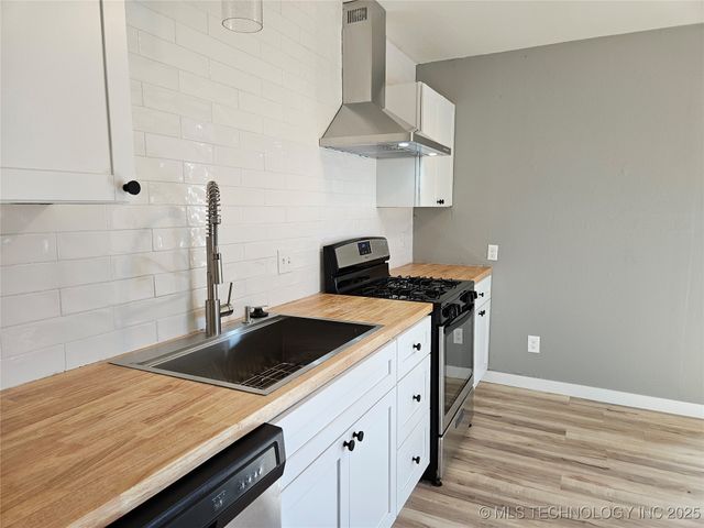 2325 W Easton Court, Tulsa, OK 74127