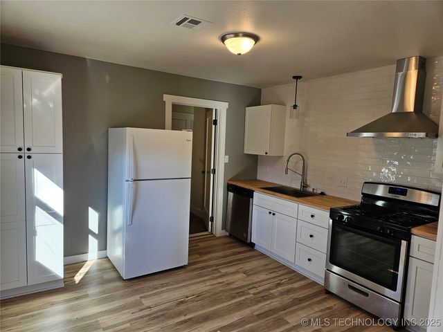 2325 W Easton Court, Tulsa, OK 74127