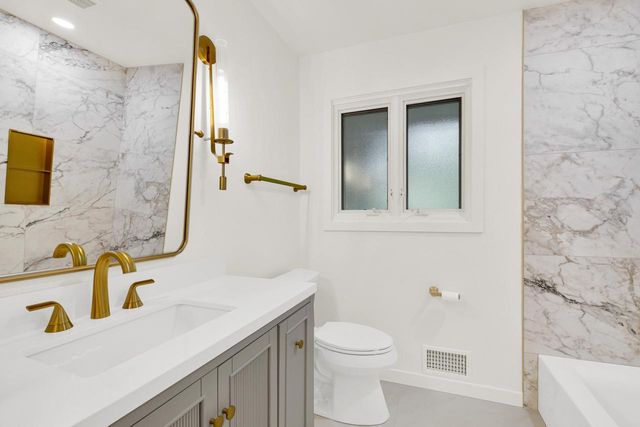 3285 Wetzel LANE, Brookfield, WI 53005