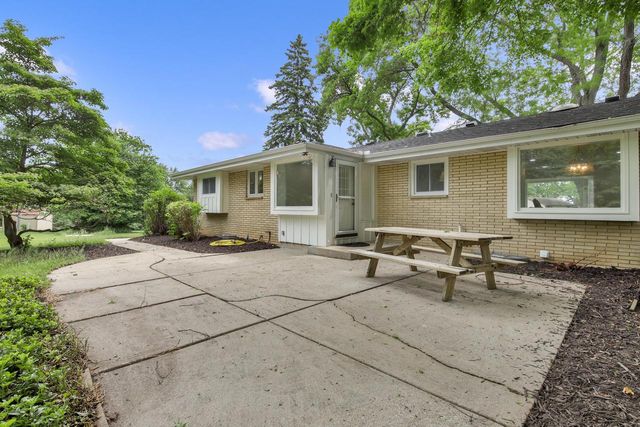 3285 Wetzel LANE, Brookfield, WI 53005