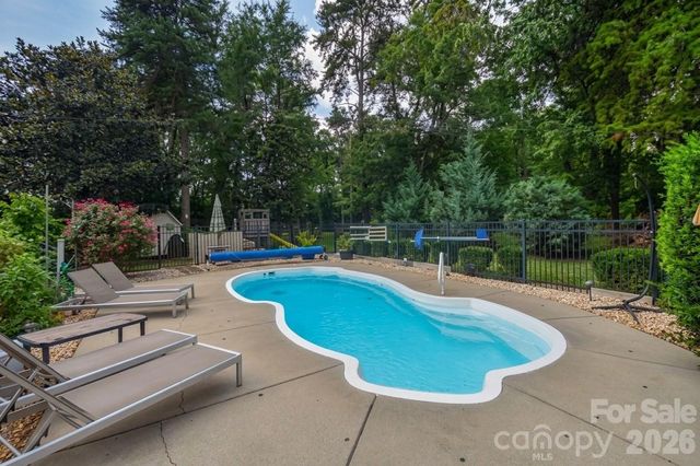 127 Fairway Drive, Mooresville, NC 28117