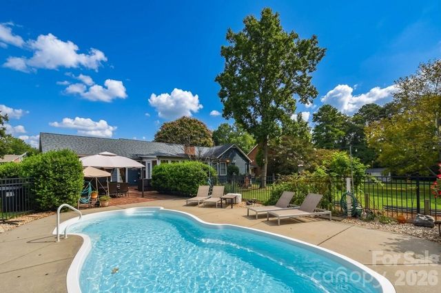 127 Fairway Drive, Mooresville, NC 28117