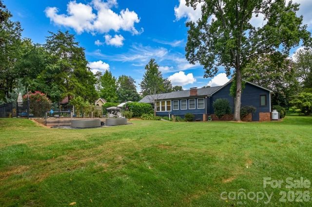 127 Fairway Drive, Mooresville, NC 28117