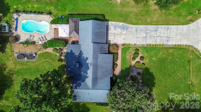 127 Fairway Drive, Mooresville, NC 28117