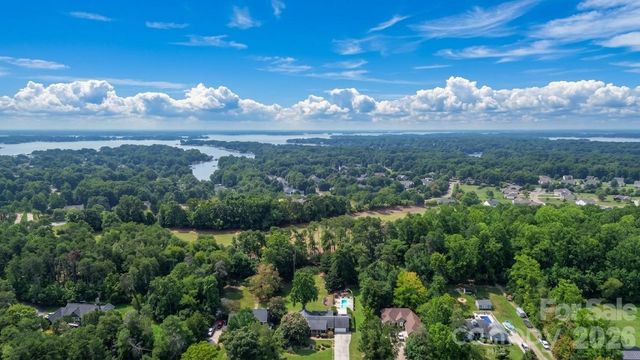 127 Fairway Drive, Mooresville, NC 28117