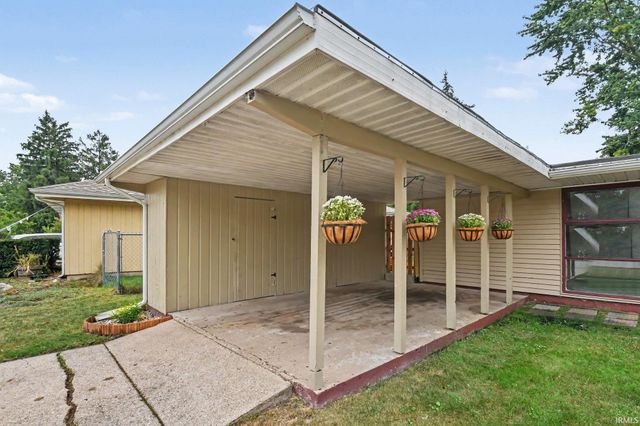 717 Whitehall Drive, South Bend, IN 46615