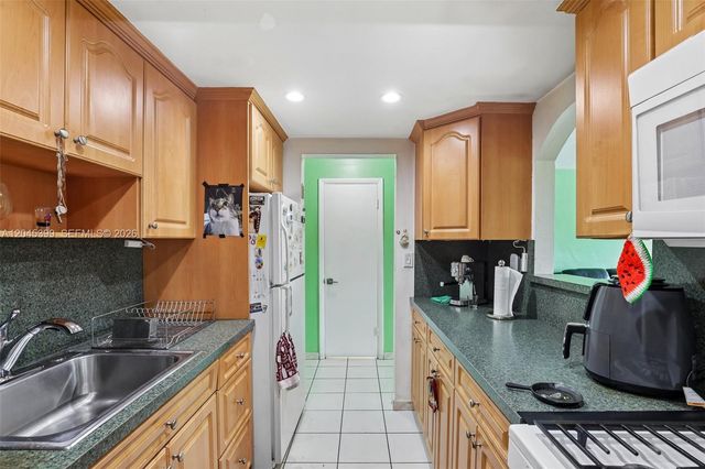 1300 W 53rd Street 25, Hialeah, FL 33012