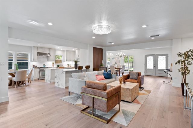 736 Voss Road, Houston, TX 77024