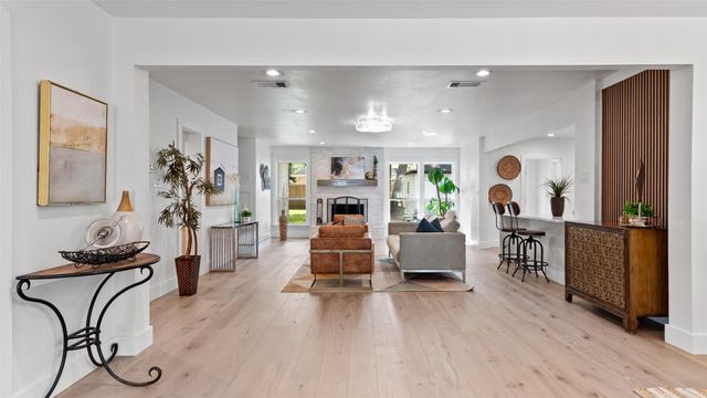 736 Voss Road, Houston, TX 77024