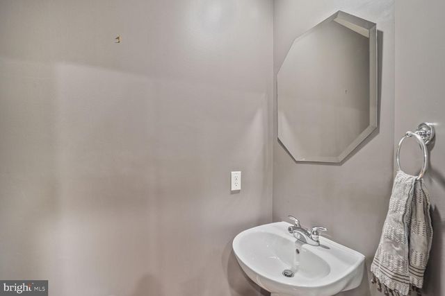 586 REGENT PL NE, Washington, DC 20017