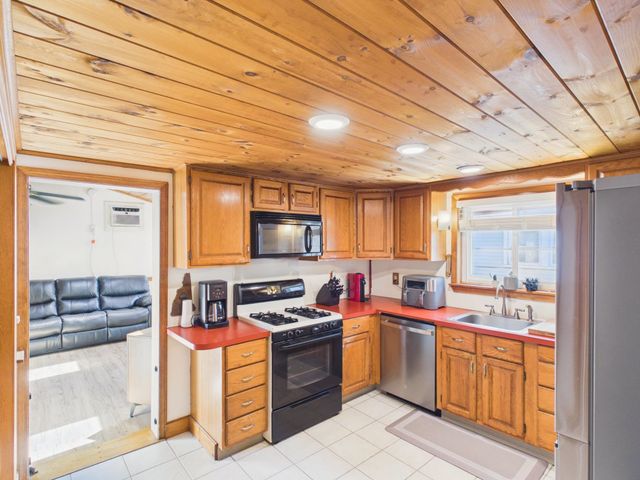 29 Manchester Street, Nashua, NH 03064