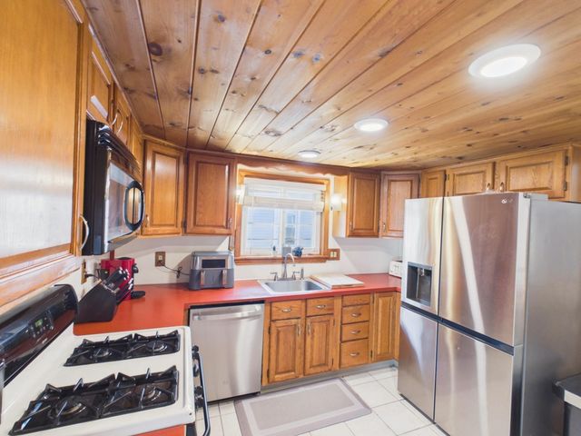 29 Manchester Street, Nashua, NH 03064