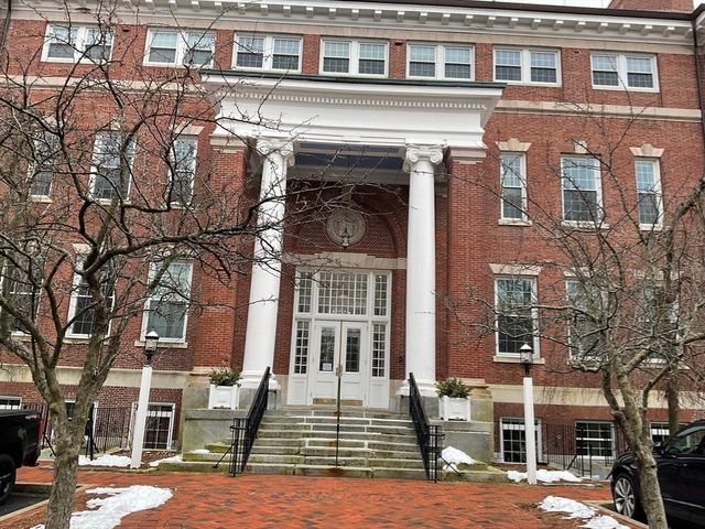 52 Sanborn St 102, Reading, MA 01867