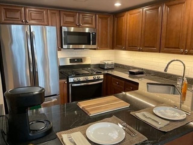 52 Sanborn St 102, Reading, MA 01867