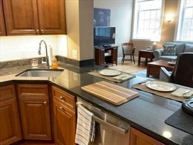 52 Sanborn St 102, Reading, MA 01867