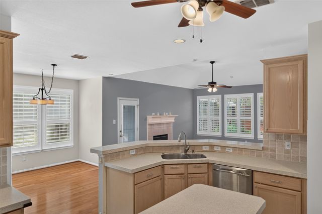 120 Stonecreek Drive, Irving, TX 75063