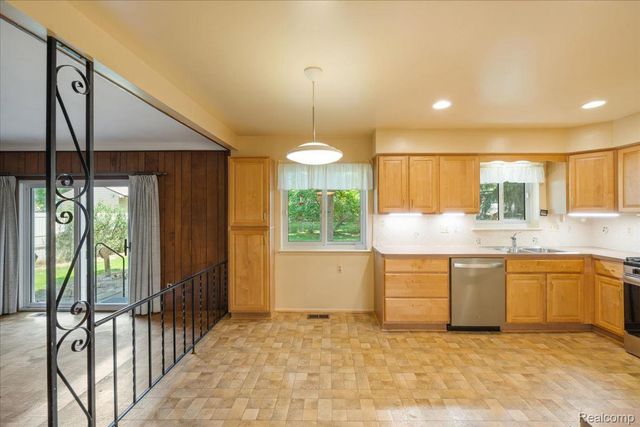 23370 Brandywynne Street, Southfield, MI 48033