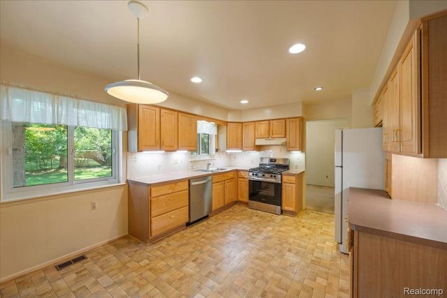 23370 Brandywynne Street, Southfield, MI 48033