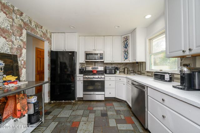 25 Highland Drive, Manalapan, NJ 07726