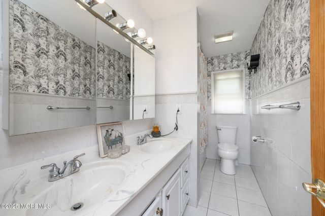 25 Highland Drive, Manalapan, NJ 07726