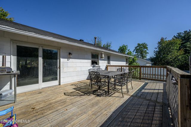 25 Highland Drive, Manalapan, NJ 07726