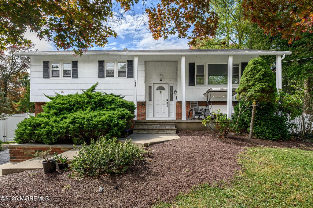 25 Highland Drive, Manalapan, NJ 07726