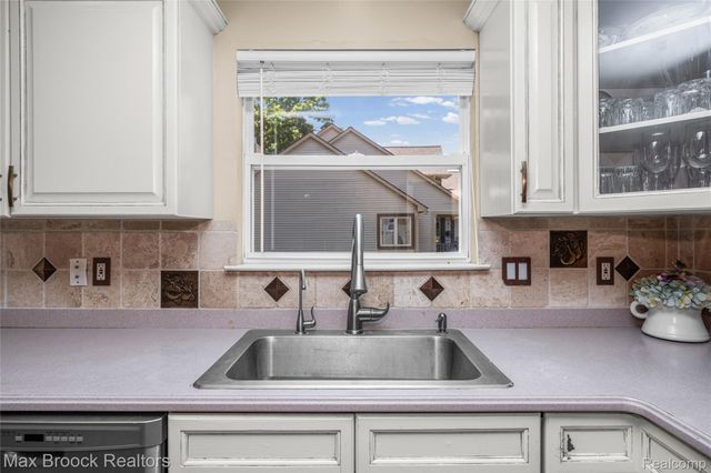 2322 Sandlewood Drive, White Lake Charter Township, MI 48383